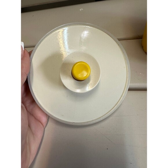 Vintage Tupperware Yellow 1 Qt Pitcher Push Button Lid Lightweight 70s - Picture 4 of 7